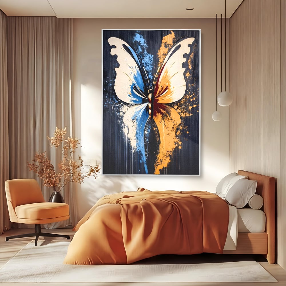 Tablou canvas cu tablou canvas cu fluture simetric, in rama de aluminiu argintiu, pe perete intr-un dormitor